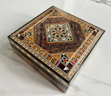 Load image into Gallery viewer, 5.5 x 5.5 inches Handmade Square Mosaic Box
