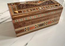 Load image into Gallery viewer, 5.5 x 3.7 inches Medium Sized Rectangle Handmade Mosaic Box
